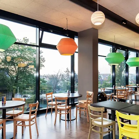 اي آند أو ريا